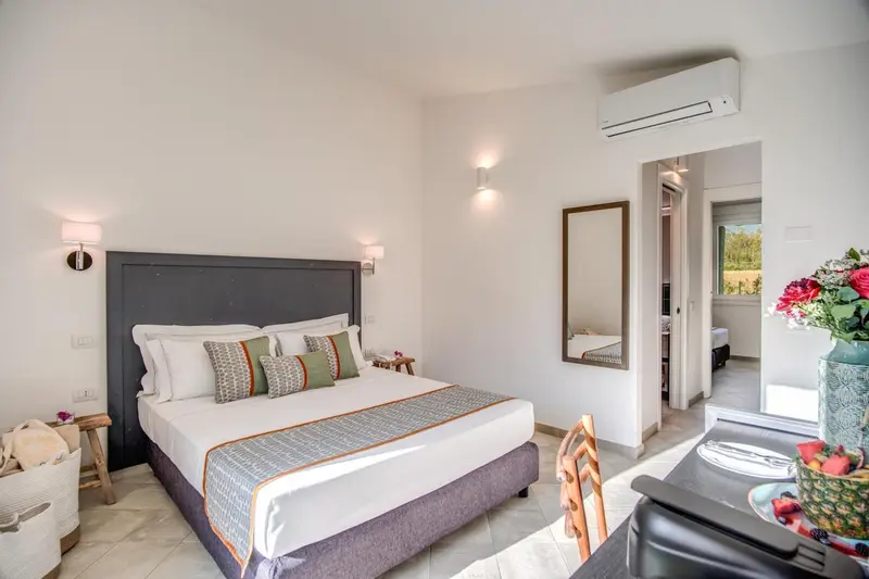 Une chambre lumineuse avec un grand lit et une décoration sobre.