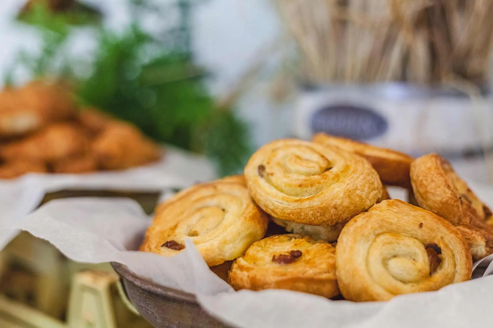 Des viennoiseries dorées sont présentées sur un buffet.