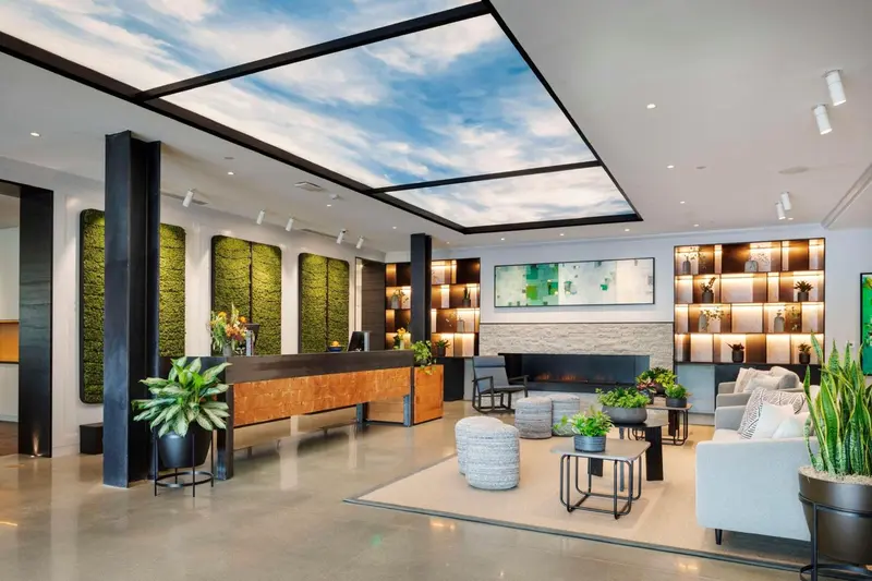 Un hall d'accueil moderne avec un comptoir et des espaces de détente.