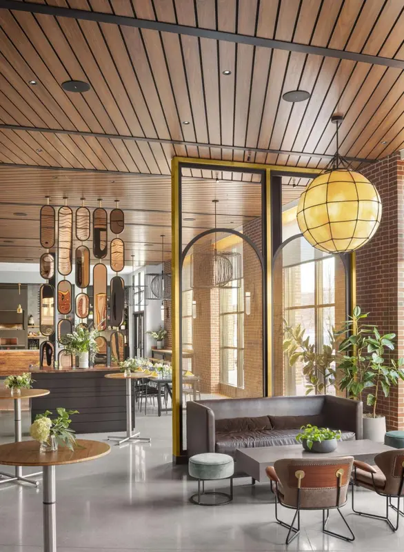 Un espace de détente intérieur avec canapés et tables basses.