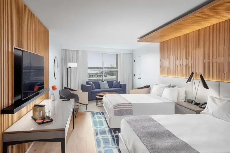 Chambre moderne avec canapé et vue sur l'extérieur.