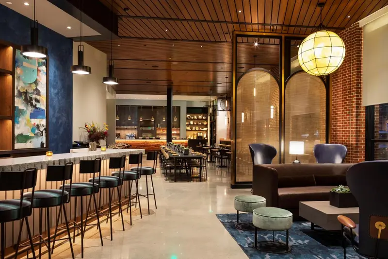 Un espace de détente avec un bar et des tables basses.