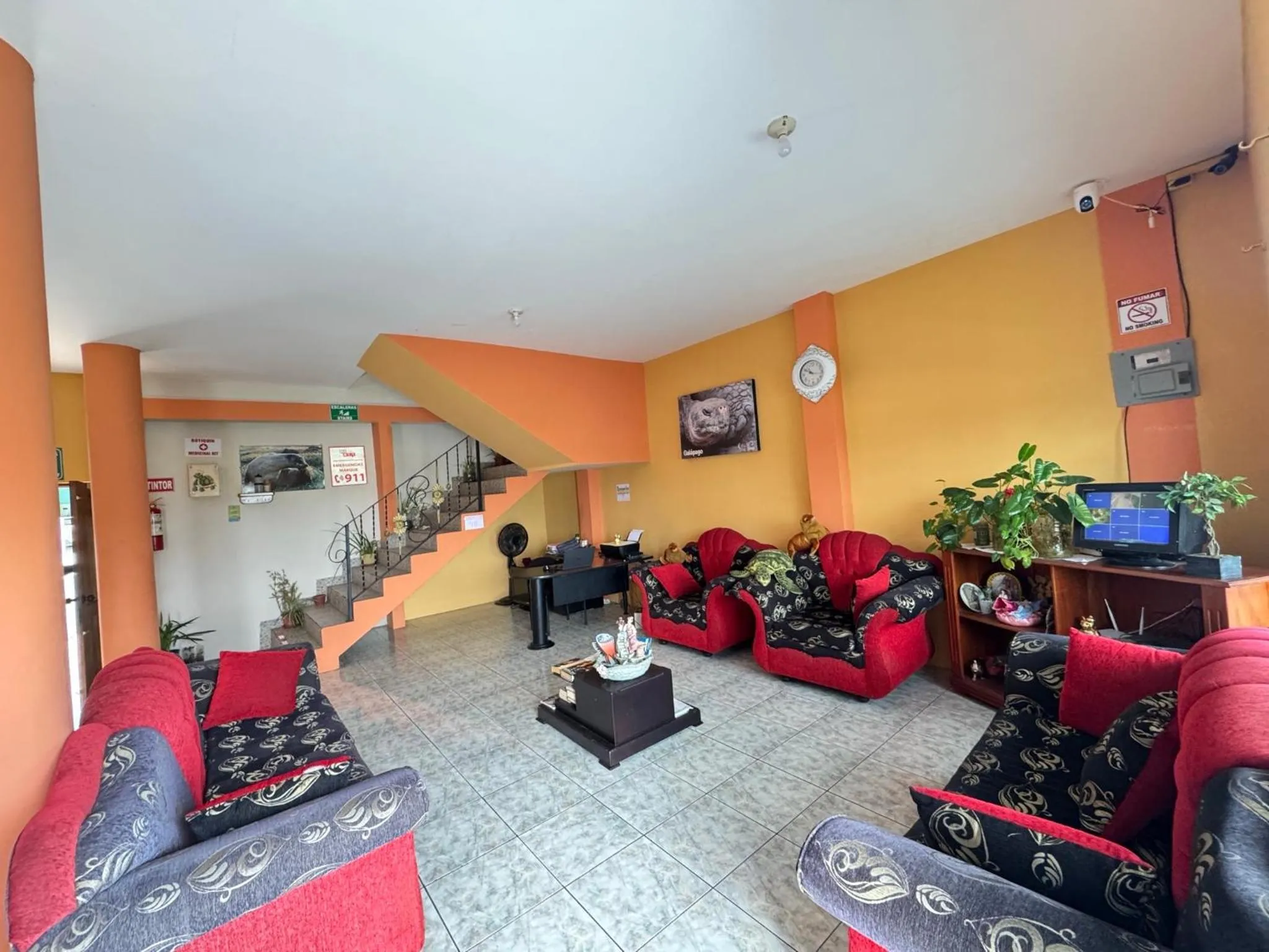 Espace de détente intérieur avec canapés et décoration florale.