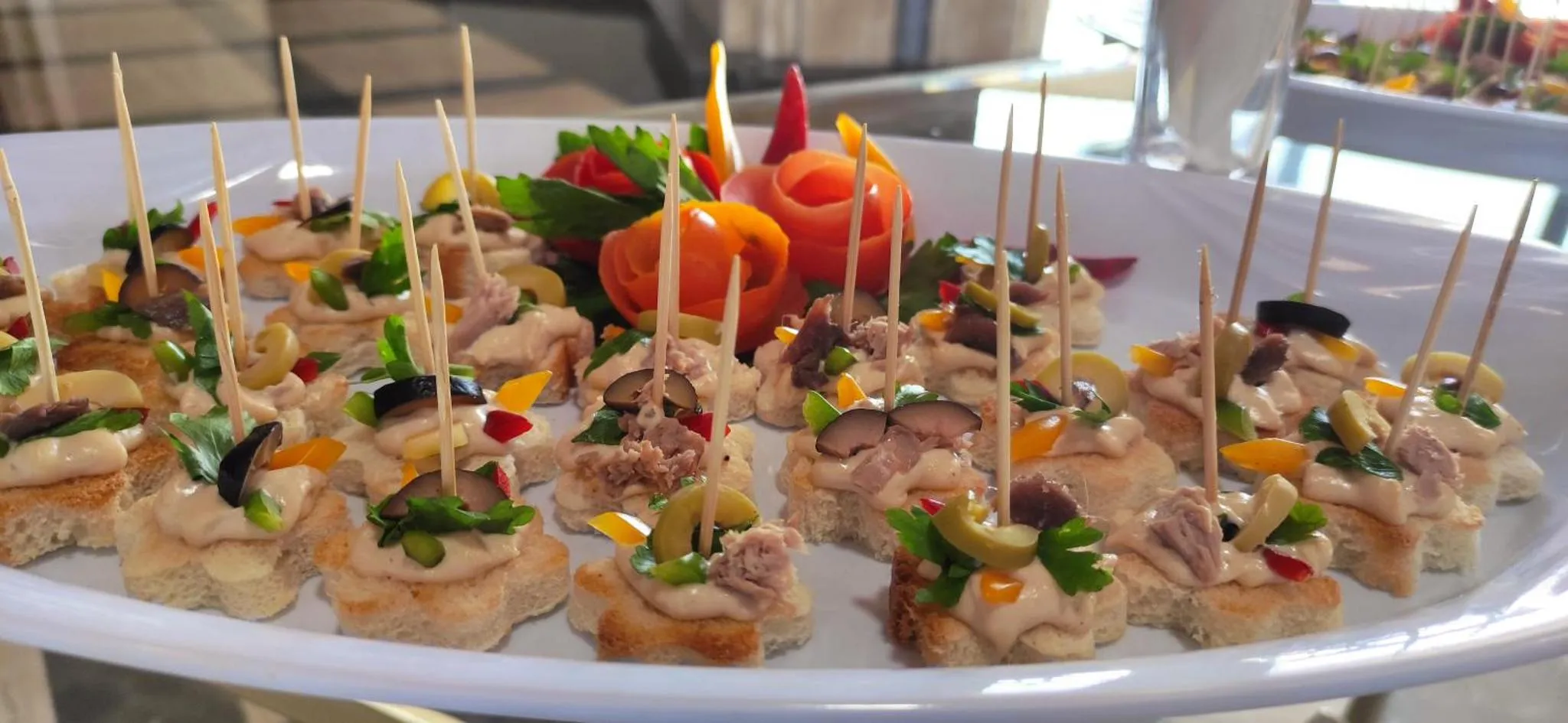 Assortiment de petites bouchées colorées présentées sur un plateau.