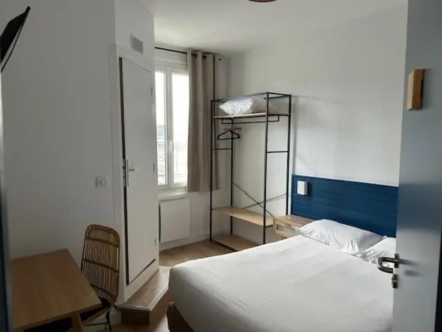 Une chambre lumineuse avec un lit simple et un espace rangement.