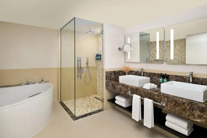 Une salle de bain moderne avec une douche à l'italienne et une baignoire.