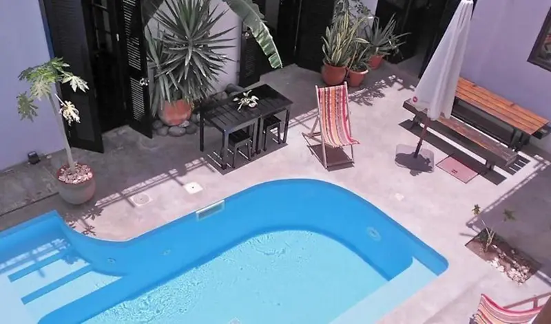 Terrasse avec piscine et mobilier de jardin.
