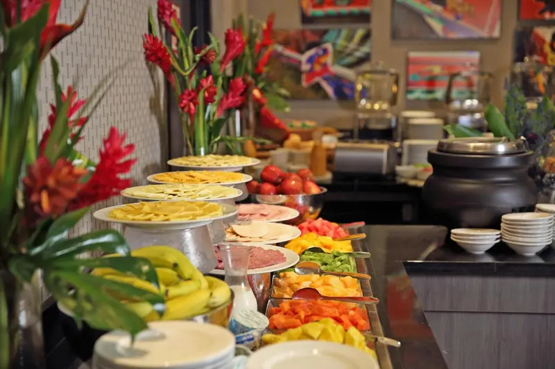 Un buffet propose une variété de fruits frais et de charcuterie.