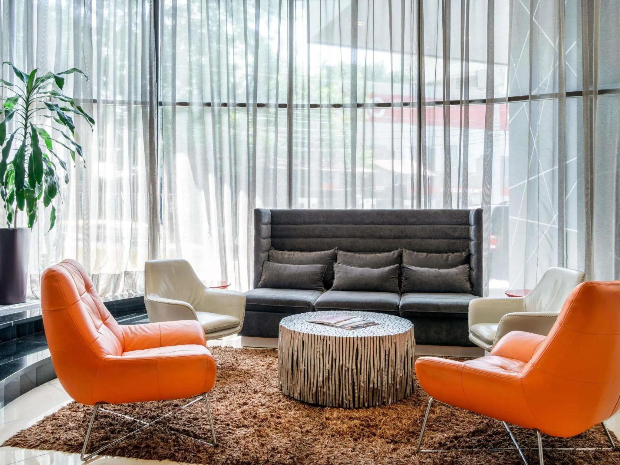 Un espace de détente avec des fauteuils colorés et un canapé.