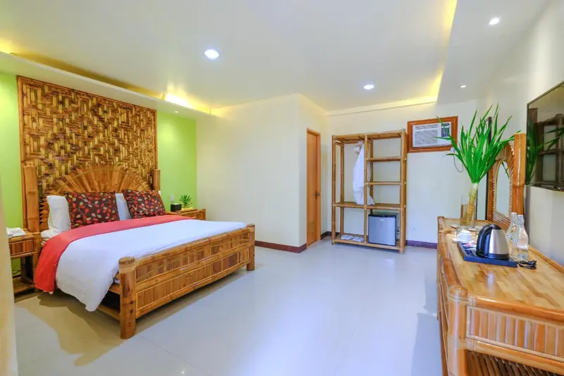 Une chambre lumineuse avec un grand lit et un mobilier en bois.