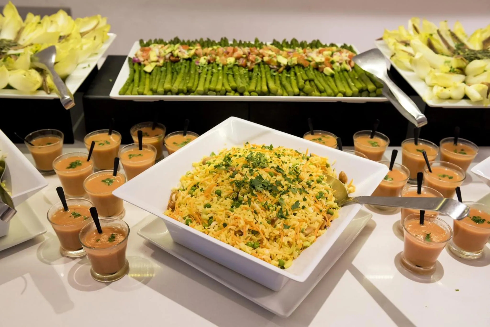 Un buffet propose une variété de plats froids et de verrines.