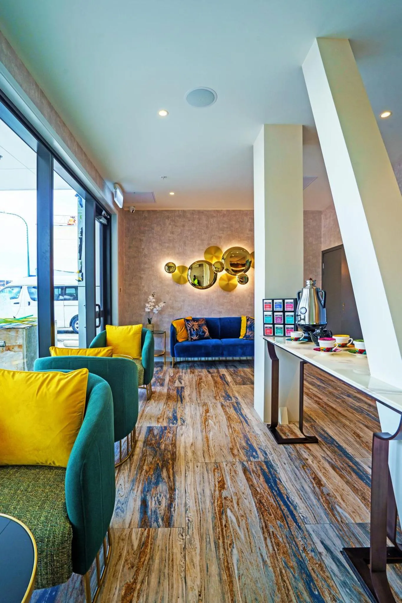 Un espace de détente intérieur avec canapés et fauteuils colorés.