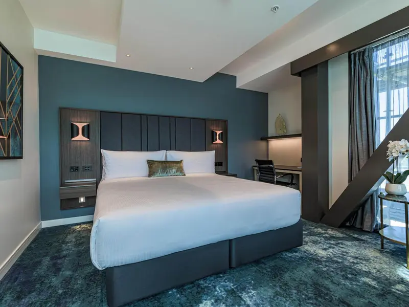 Une chambre d'hôtel moderne avec un grand lit et une décoration soignée.