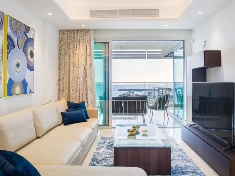 Un salon lumineux s'ouvre sur une terrasse avec vue sur la mer.