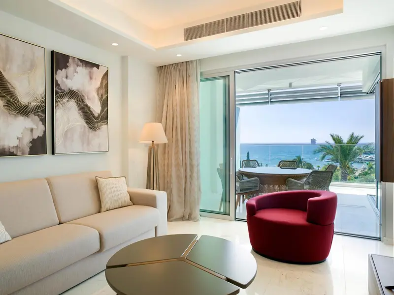 Un salon clair s'ouvre sur une terrasse avec vue sur la mer.
