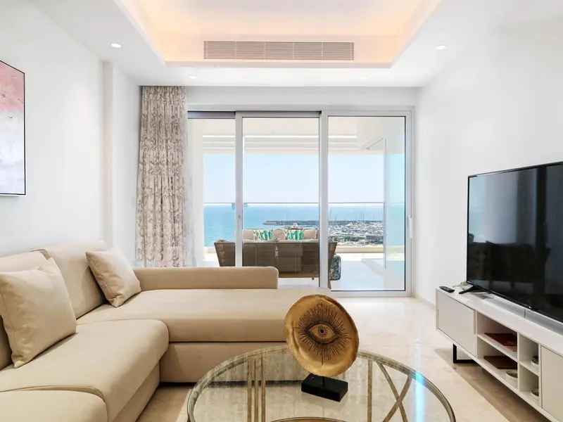 Un salon lumineux s'ouvre sur une terrasse avec vue sur la mer.