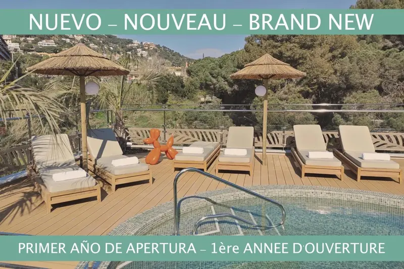 Terrasse avec transats et petite piscine ensoleillée.