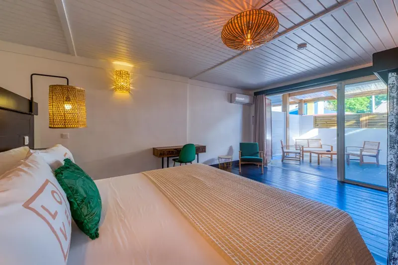 Une chambre lumineuse s'ouvre sur une terrasse aménagée.