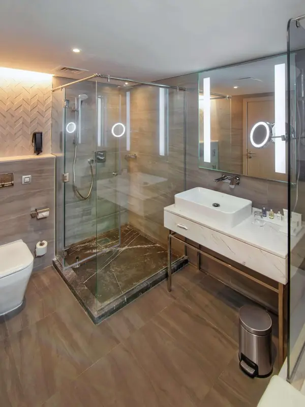 Une salle de bain moderne avec douche à l'italienne et vasque sur meuble.