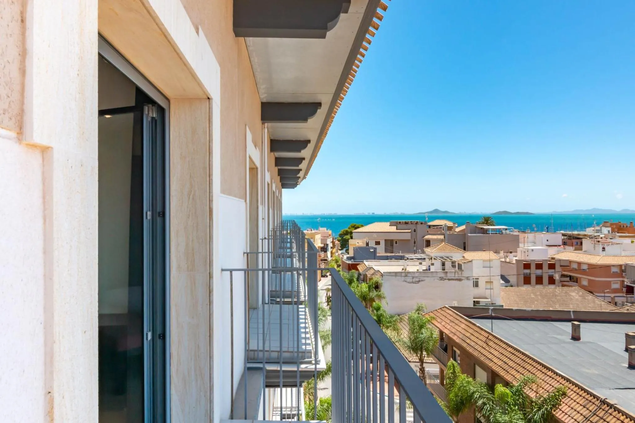 Balcon avec vue sur la mer et la ville.