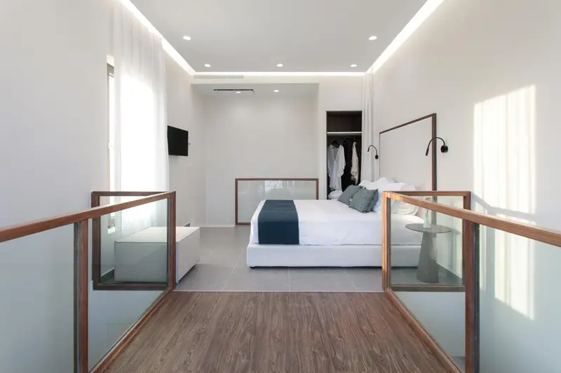 Une chambre moderne avec un grand lit et un espace détente.
