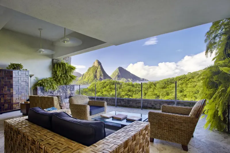 Un espace de détente intérieur offre une vue sur un paysage montagneux luxuriant.