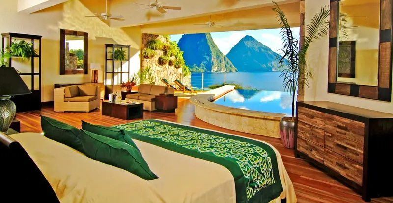 Une chambre spacieuse s'ouvre sur une vue imprenable sur la mer et les montagnes.