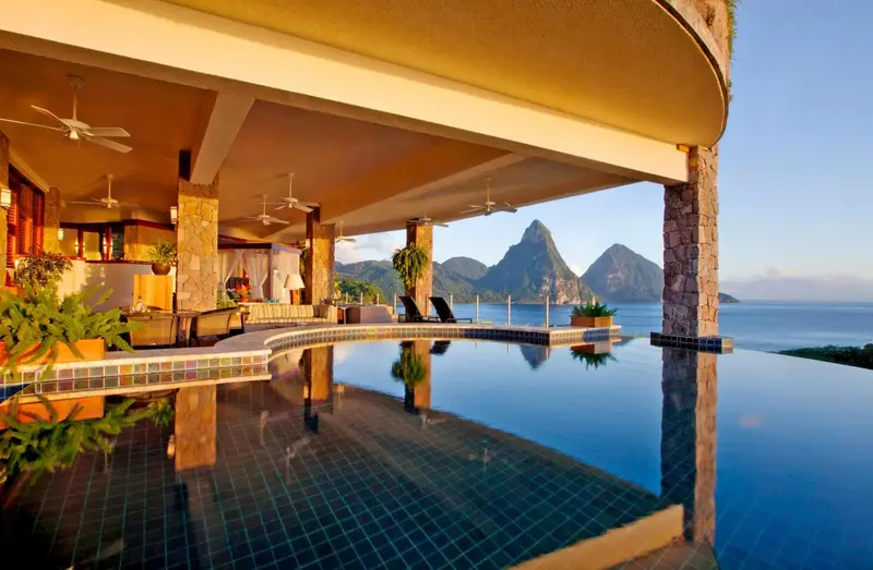 Une piscine à débordement offre une vue sur la mer et les montagnes.