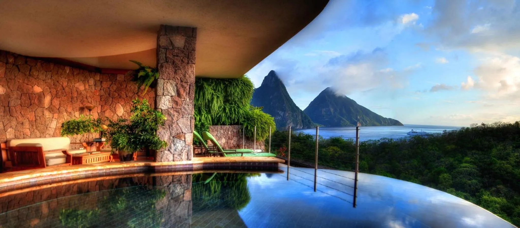 Une piscine à débordement offre une vue sur la mer et les montagnes.