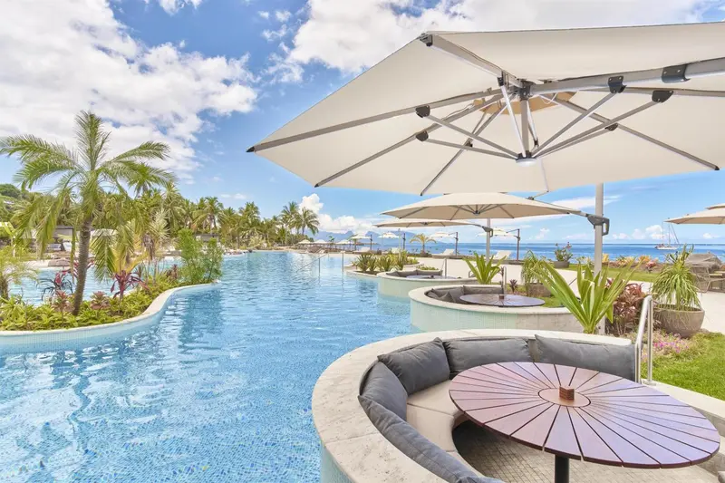Espace de détente avec piscine et mobilier extérieur.