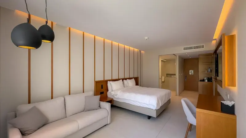 Une chambre moderne avec un canapé et un bureau.