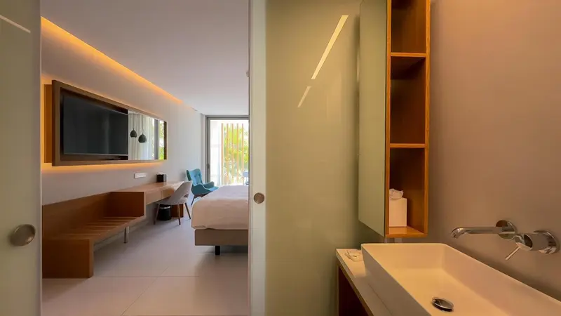 Une chambre lumineuse avec un lit et un espace détente.