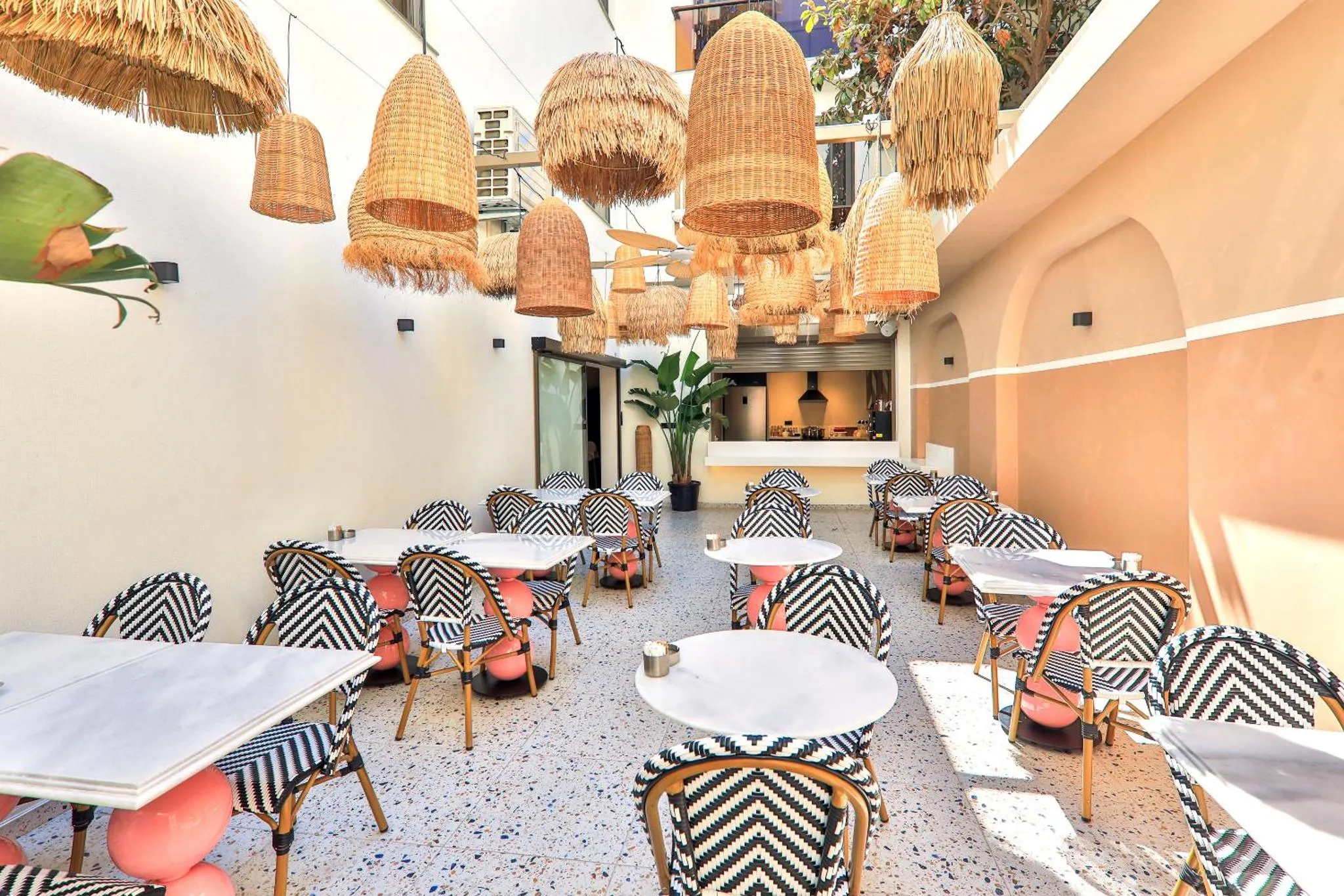 Une cour intérieure aménagée en espace de restauration avec des tables et des chaises.