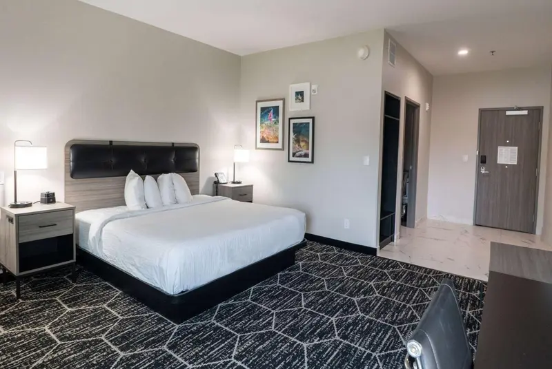 Une chambre d'hôtel moderne avec un grand lit et un bureau.