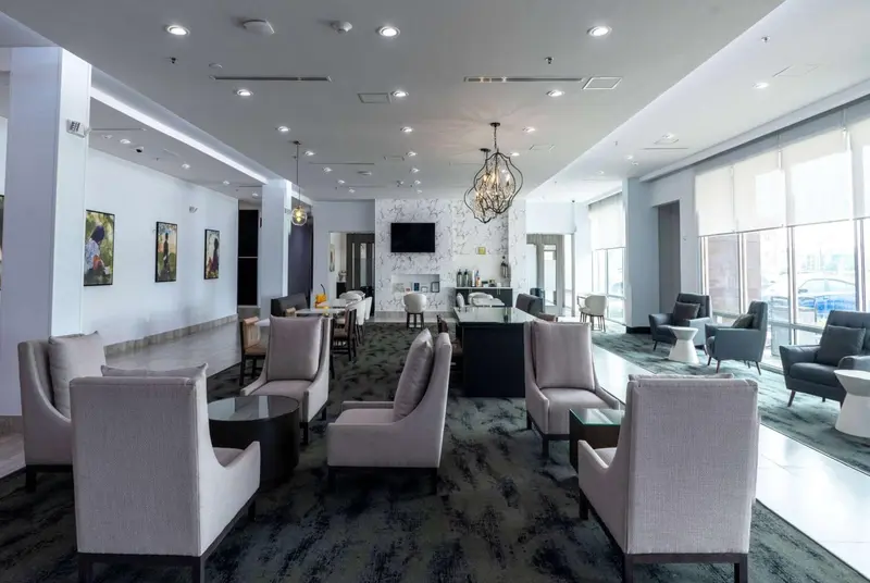 Un espace de détente intérieur avec des fauteuils et un bar.
