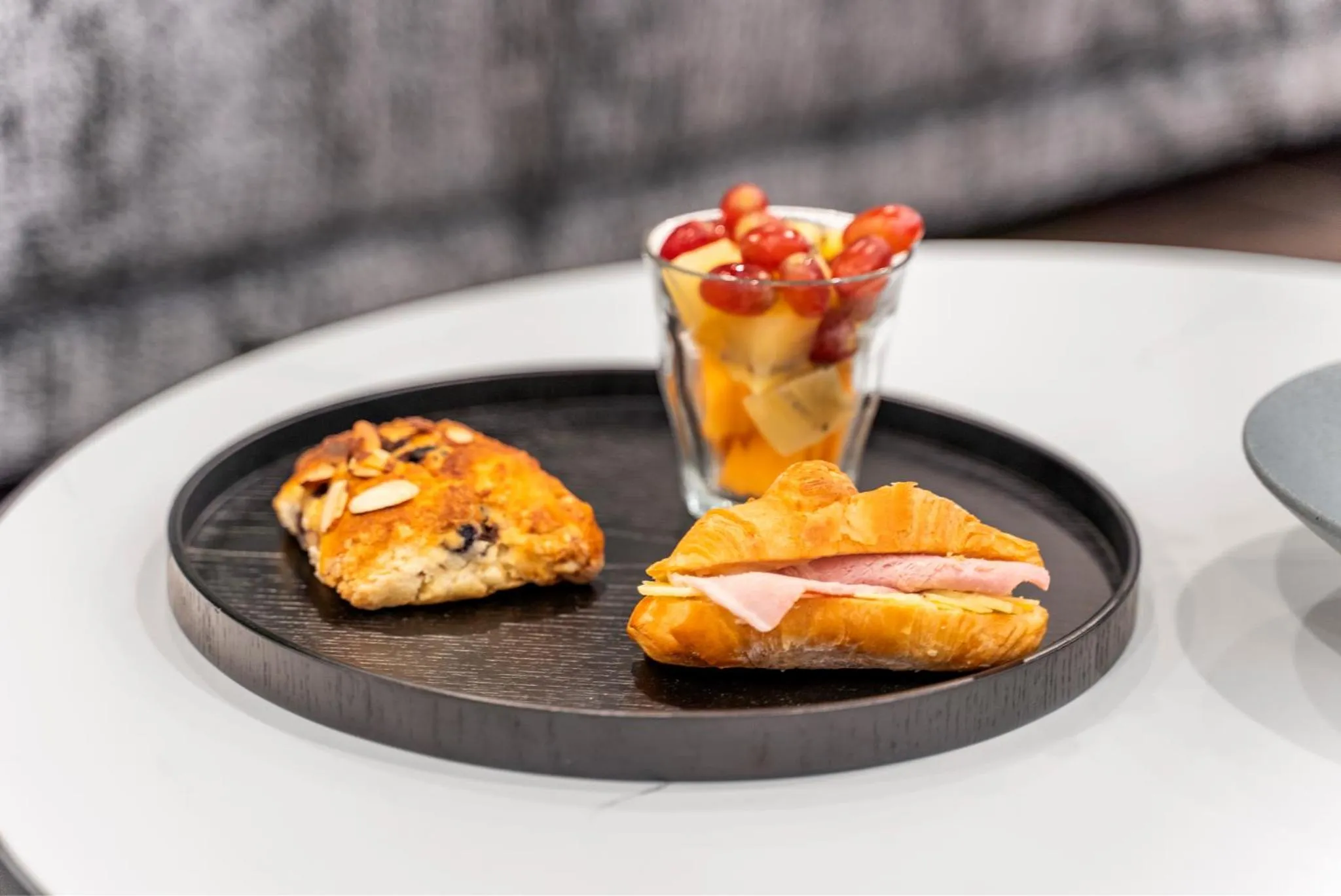 Un petit-déjeuner est présenté sur un plateau rond.