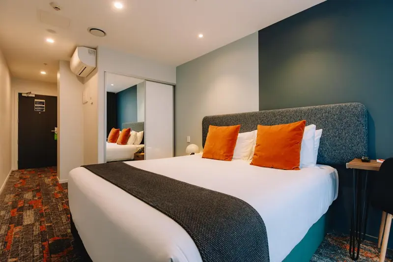 Une chambre d'hôtel moderne avec un grand lit et une décoration colorée.