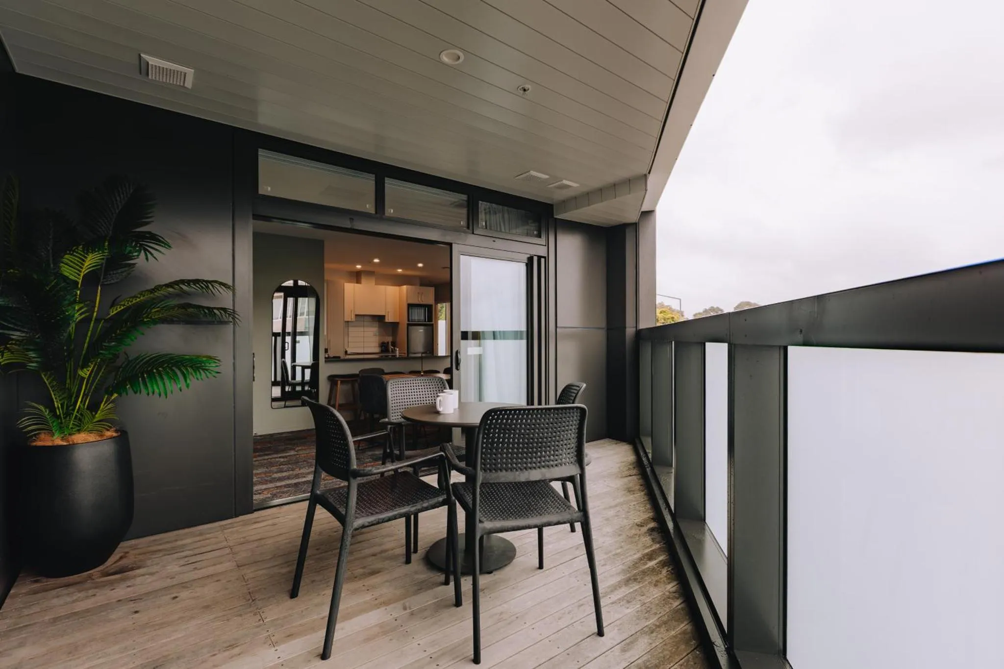 Une terrasse aménagée avec une table et des chaises offre un espace de détente extérieur.