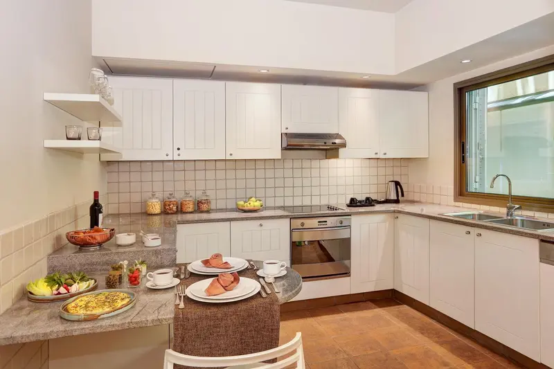 Une cuisine moderne avec un comptoir pour déjeuner.