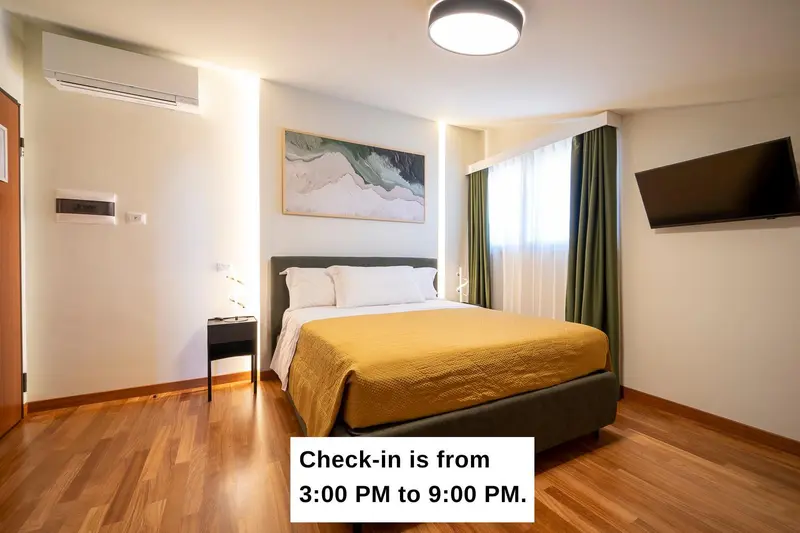 Une chambre lumineuse avec un grand lit et une décoration sobre.
