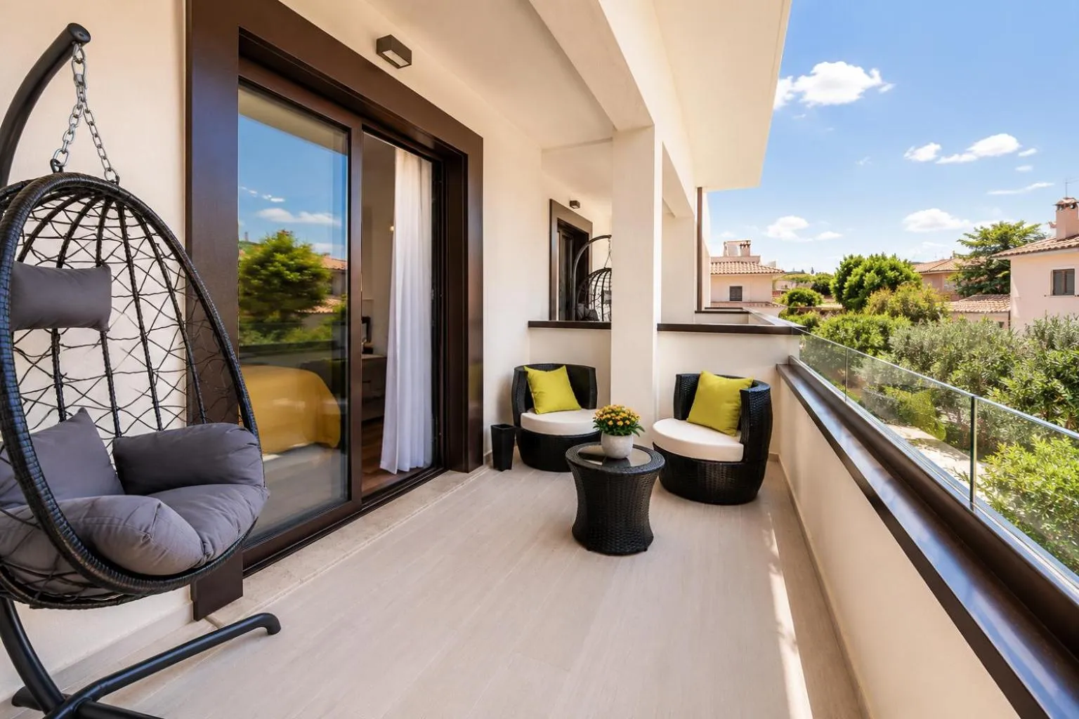 Terrasse aménagée avec mobilier d'extérieur et vue sur un paysage urbain.