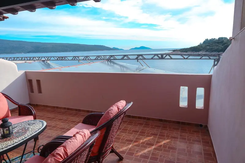 Terrasse avec mobilier d'extérieur donnant sur une vue maritime.