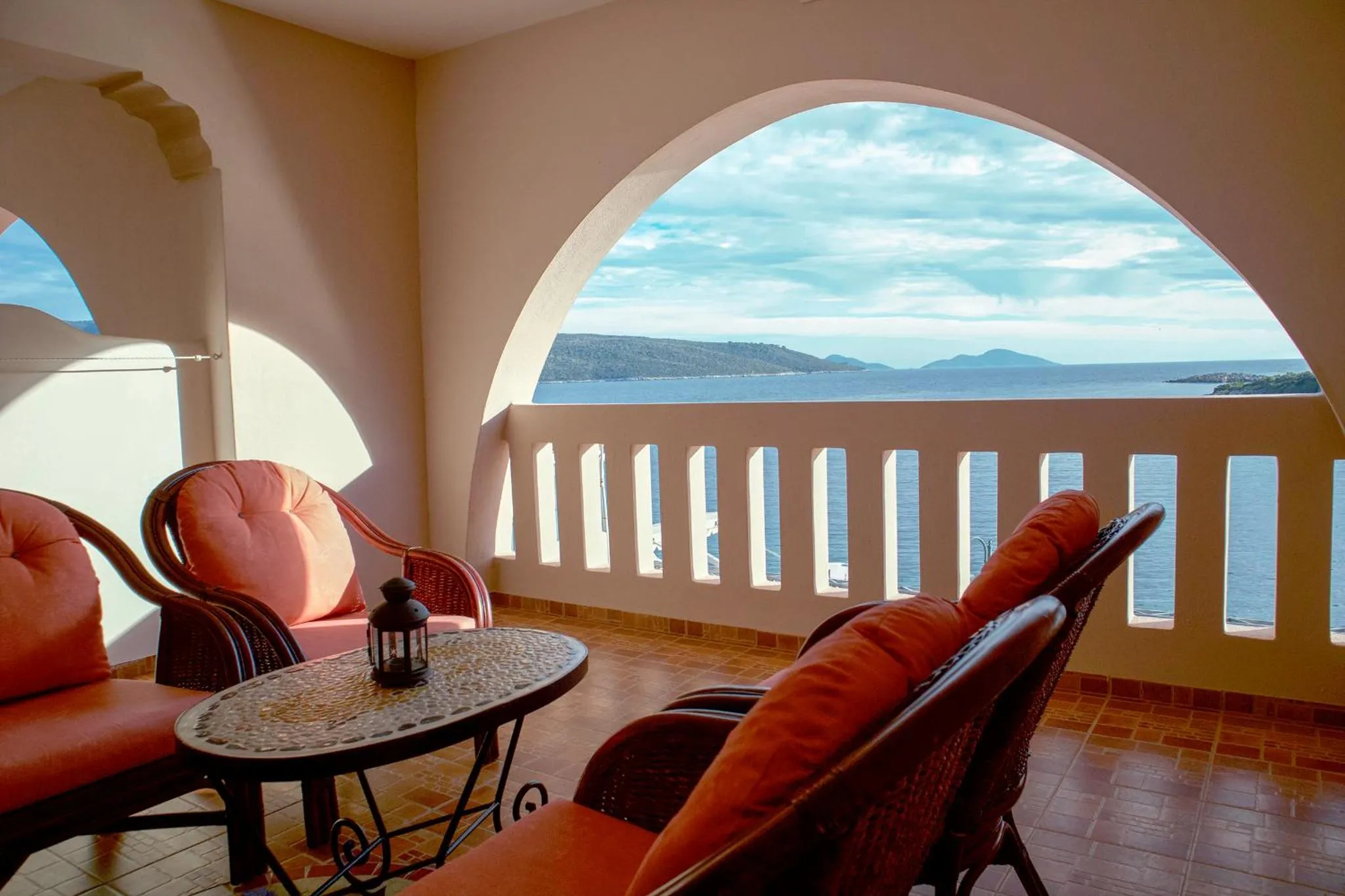 Terrasse avec mobilier d'extérieur et vue sur la mer.