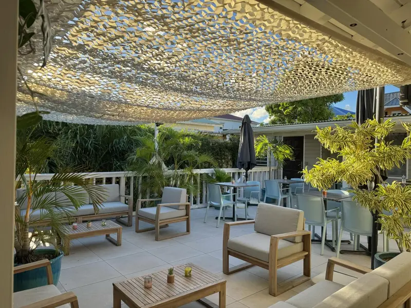 Espace extérieur aménagé avec des salons et des tables.