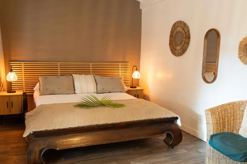 Une chambre à coucher avec un grand lit et une décoration en bois.