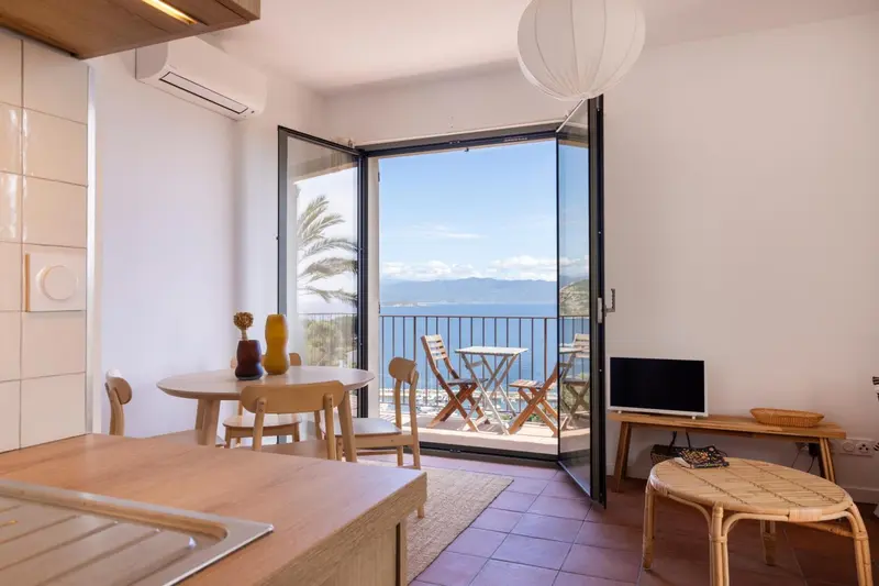 Une cuisine ouverte sur une terrasse avec vue sur la mer.