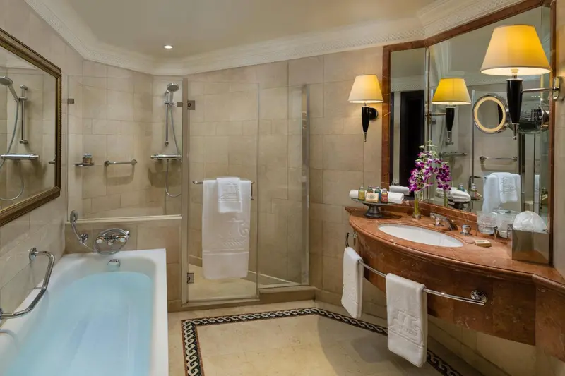 Une salle de bain lumineuse avec baignoire et douche à l'italienne.