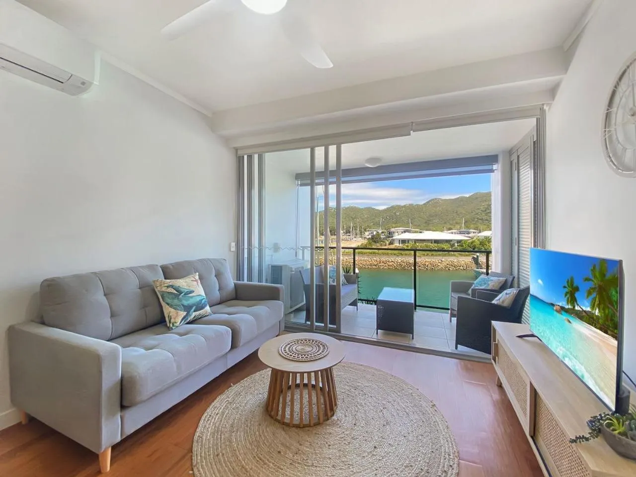 Un salon lumineux s'ouvre sur une terrasse avec vue sur la mer.