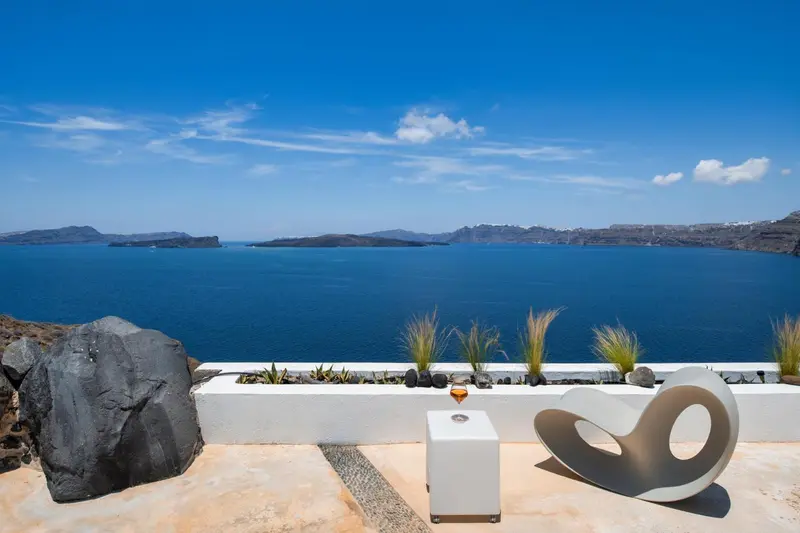 Vue panoramique sur la mer et les îles depuis une terrasse.