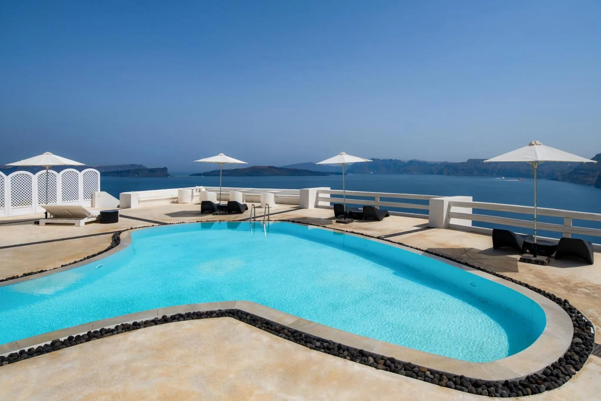 Terrasse avec piscine et vue sur la mer.